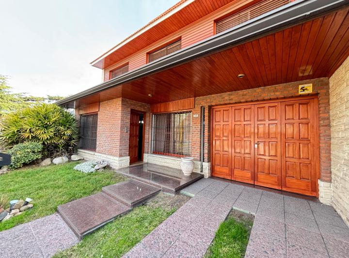 Casa · 296m² · 6 Ambientes · 2 Cocheras