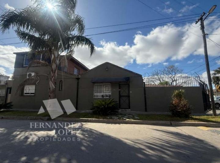 Casa · 216m² · 8 Ambientes · 1 Cochera