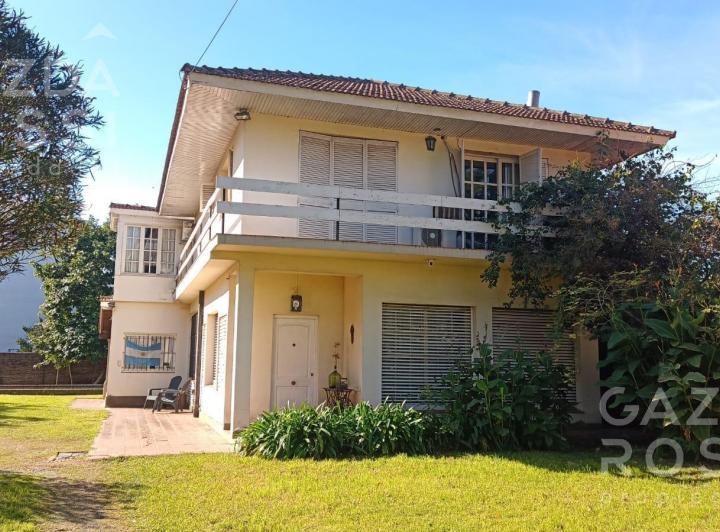 Casa · 245m² · 6 Ambientes · 3 Cocheras