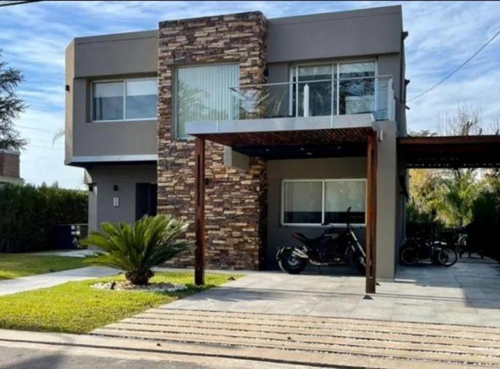 Casa · 250m² · 5 Ambientes · 3 Cocheras