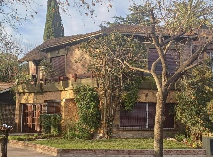 Casa · 250m² · 6 Ambientes · 1 Cochera