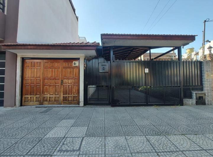 Casa · 200m² · 5 Ambientes · 2 Cocheras