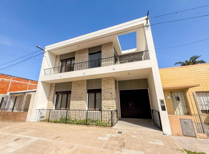Casa · 220m² · 7 Ambientes · 4 Cocheras