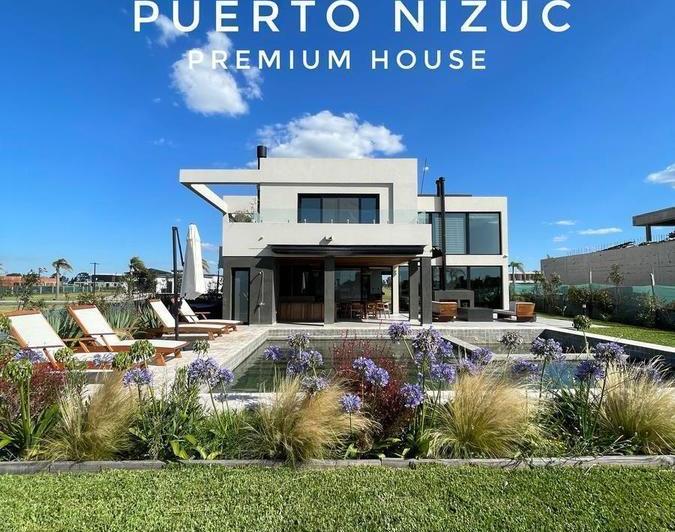 Casa · 300m² · 6 Ambientes · 1 Cochera