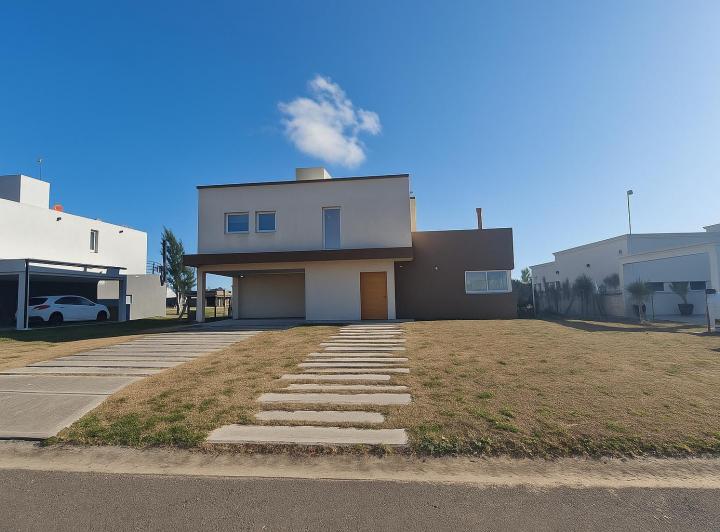 Casa · 200m² · 5 Ambientes · 6 Cocheras