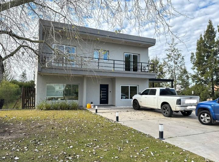 Casa · 340m² · 7 Ambientes · 2 Cocheras