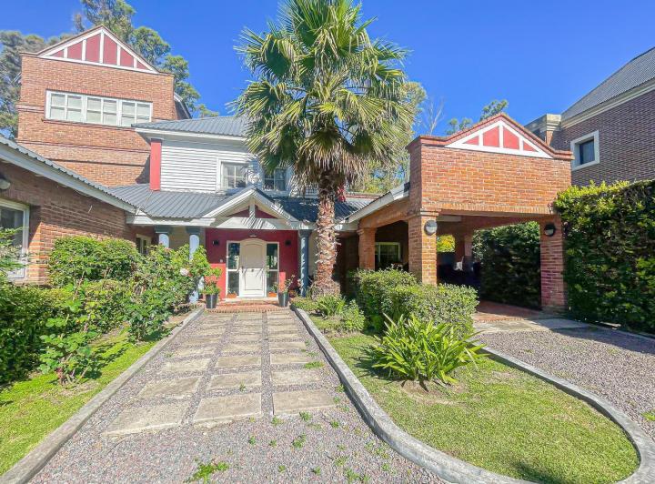 Casa · 300m² · 7 Ambientes · 1 Cochera