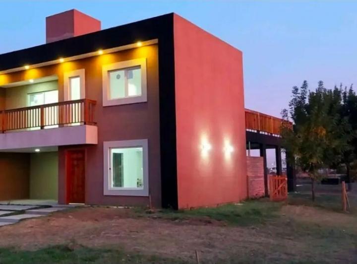 Casa · 233m² · 6 Ambientes · 2 Cocheras