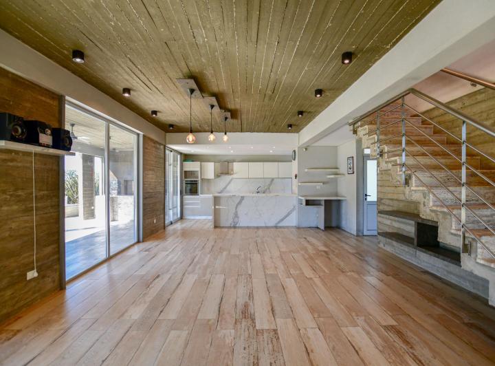 Casa · 256m² · 4 Ambientes · 2 Cocheras