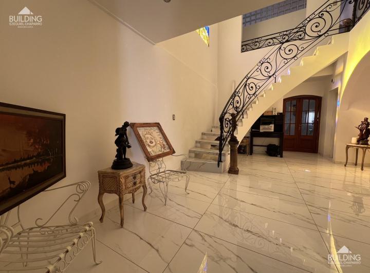 Casa · 360m² · 7 Ambientes · 3 Cocheras