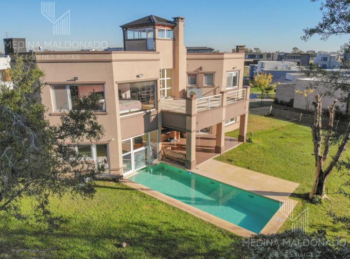 Casa · 320m² · 6 Ambientes