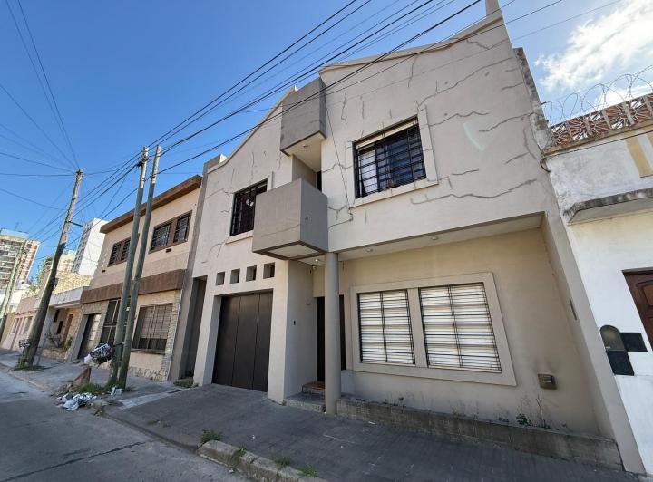 Casa · 220m² · 5 Ambientes · 1 Cochera