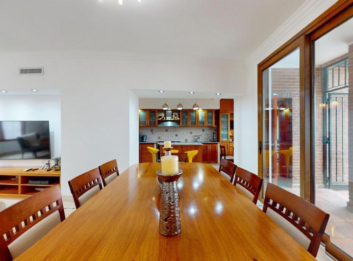 Casa · 250m² · 9 Ambientes · 1 Cochera