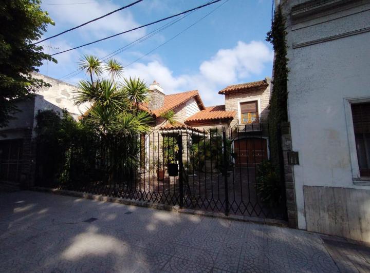 Casa · 273m² · 6 Ambientes · 2 Cocheras