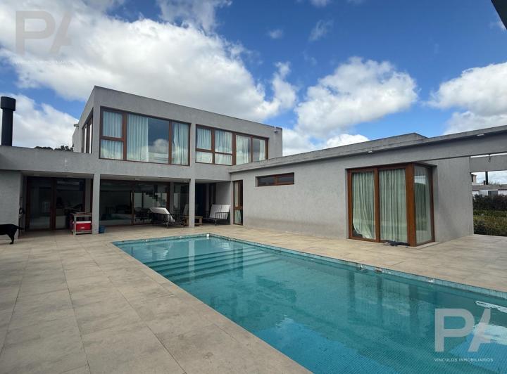 Casa · 263m² · 4 Dormitorios