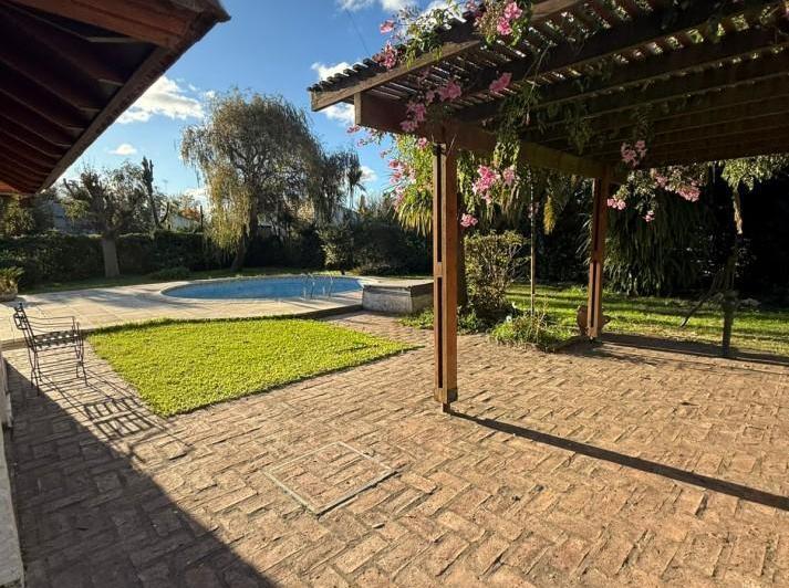 Casa · 250m² · 8 Ambientes