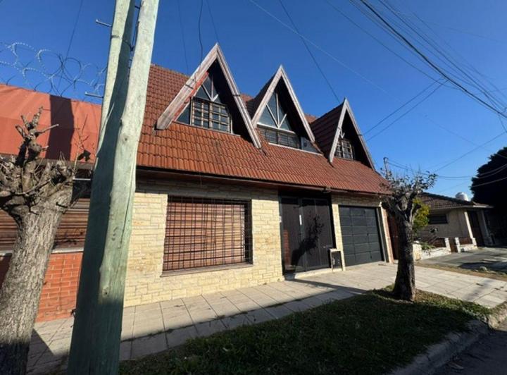 Casa · 160m² · 5 Ambientes · 1 Cochera
