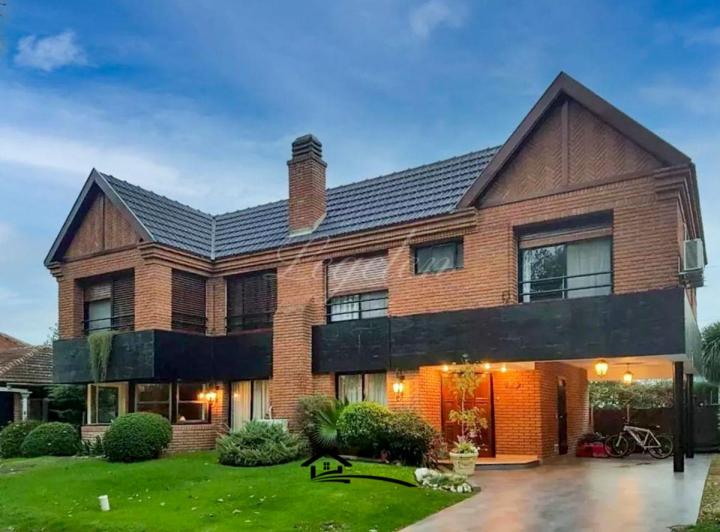 Casa · 310m² · 6 Ambientes · 1 Cochera