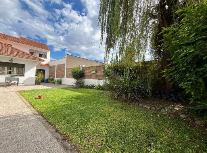 Casa · 260m² · 7 Ambientes · 2 Cocheras