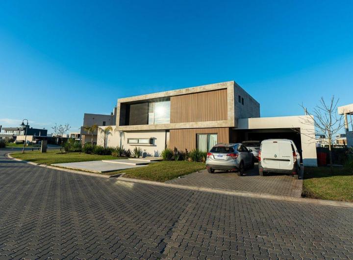 Casa · 334m² · 5 Ambientes · 2 Cocheras