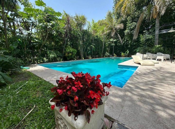 Casa · 326m² · 6 Ambientes · 3 Cocheras