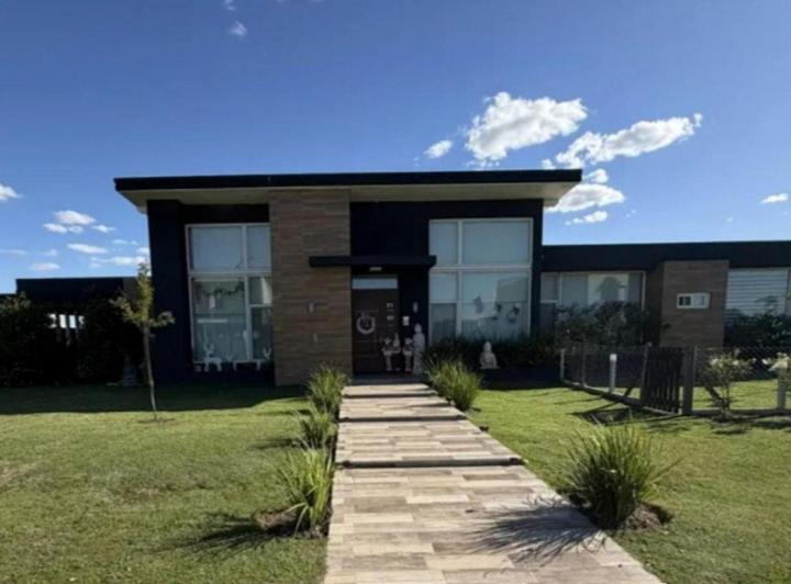 Casa · 340m² · 5 Ambientes · 4 Cocheras