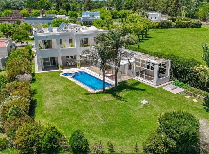 Casa · 359m² · 6 Ambientes · 2 Cocheras