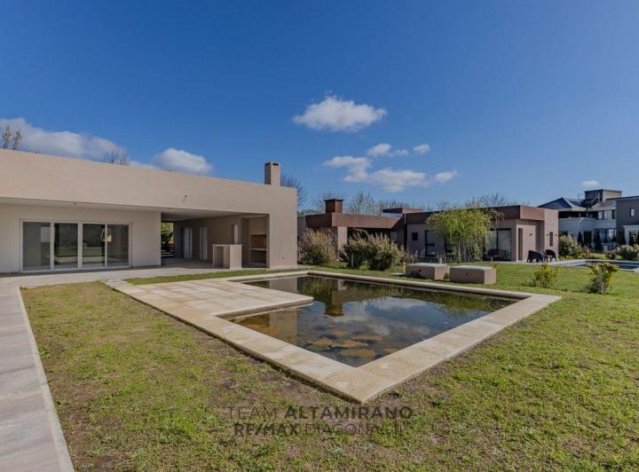 Casa · 180m² · 6 Ambientes · 2 Cocheras
