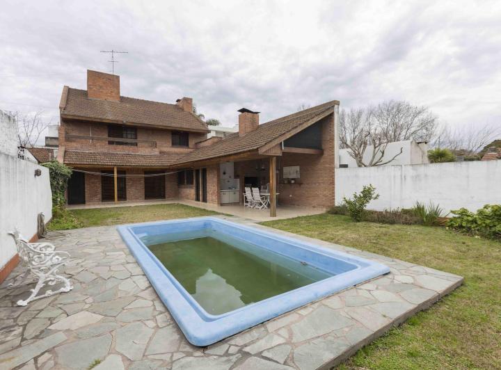 Casa · 330m² · 8 Ambientes · 2 Cocheras