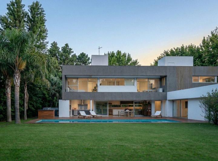 Casa · 355m² · 6 Ambientes · 2 Cocheras