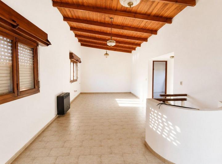 Casa · 242m² · 6 Ambientes · 1 Cochera