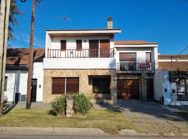 Casa · 240m² · 6 Ambientes · 2 Cocheras