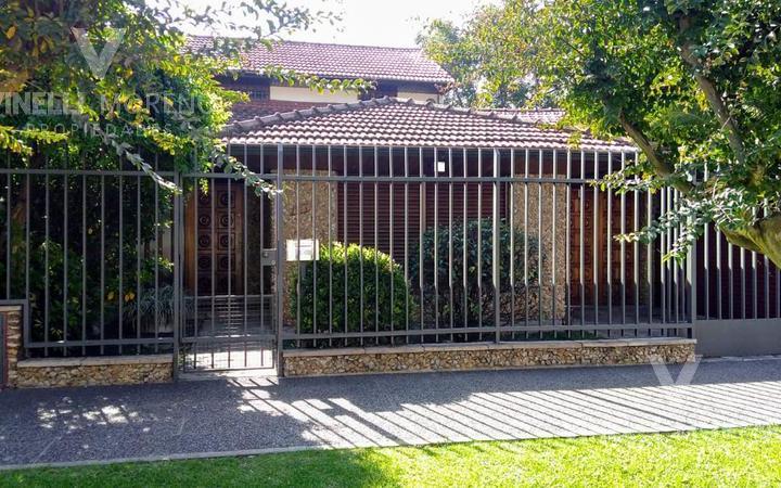 Casa · 180m² · 6 Ambientes · 2 Cocheras