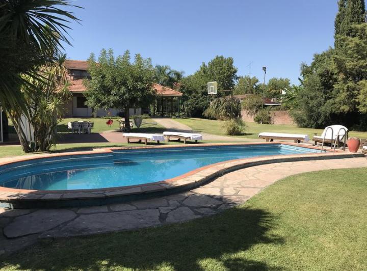 Casa · 2555m² · 7 Ambientes · 2 Cocheras