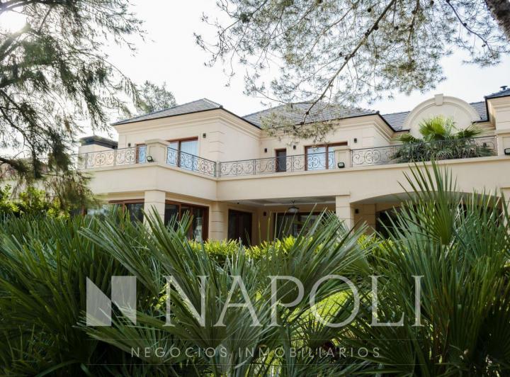 Casa · 680m² · 6 Ambientes · 2 Cocheras