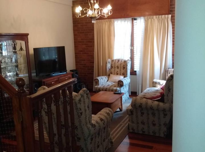 Casa · 230m² · 6 Ambientes · 4 Cocheras