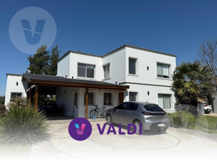 Casa · 223m² · 6 Ambientes · 4 Cocheras