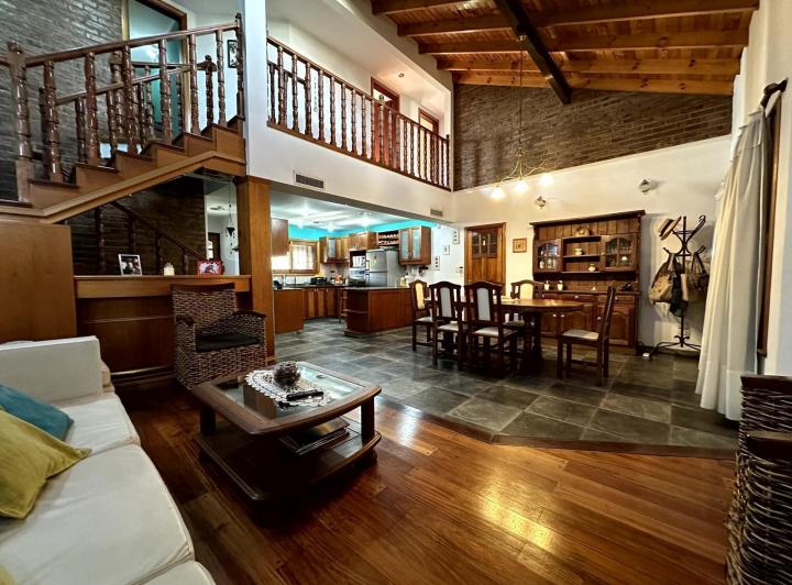 Casa · 195m² · 5 Ambientes · 2 Cocheras