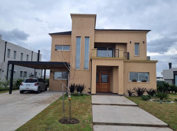 Casa · 220m² · 5 Ambientes · 2 Cocheras