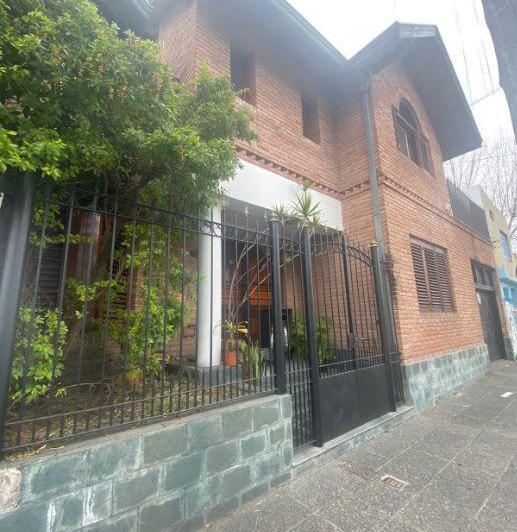 Casa · 166m² · 6 Ambientes · 1 Cochera