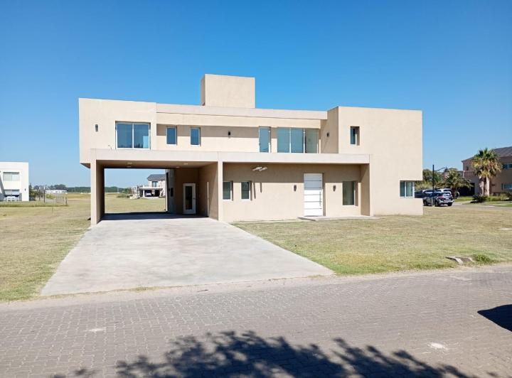 Casa · 283m² · 5 Ambientes · 4 Cocheras