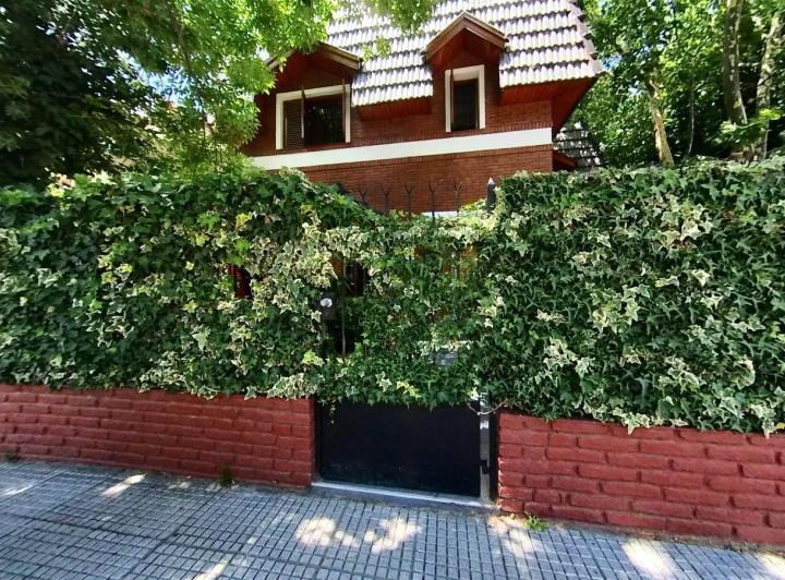 Casa · 180m² · 5 Ambientes · 2 Cocheras