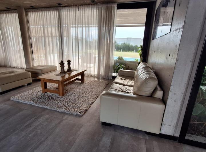 Casa · 461m² · 6 Ambientes · 2 Cocheras