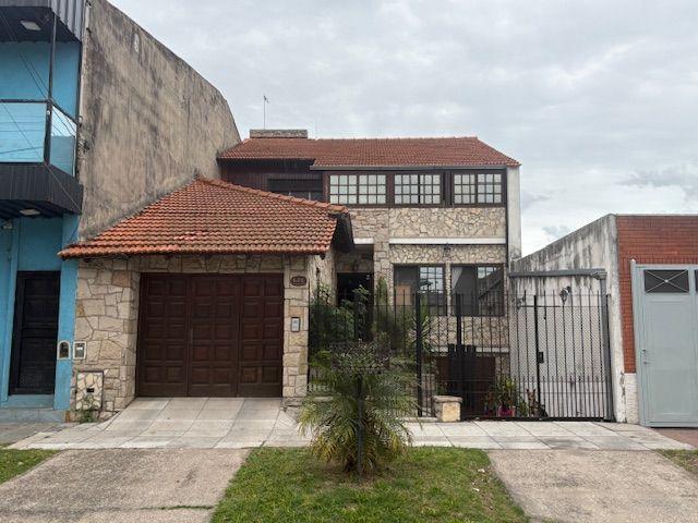 Casa · 229m² · 6 Ambientes · 3 Cocheras