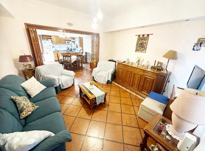 Casa · 214m² · 5 Ambientes · 1 Cochera