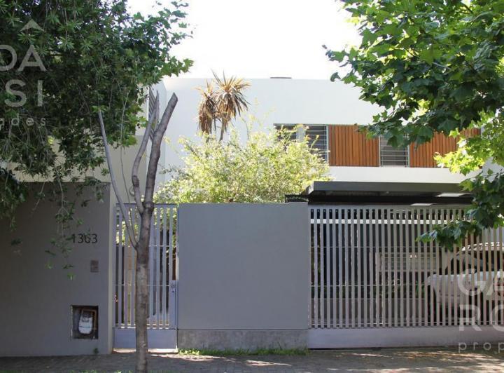 Casa · 300m² · 6 Ambientes · 2 Cocheras