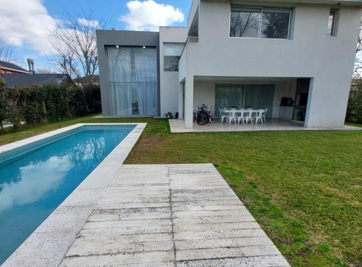 Casa · 367m² · 5 Ambientes · 2 Cocheras