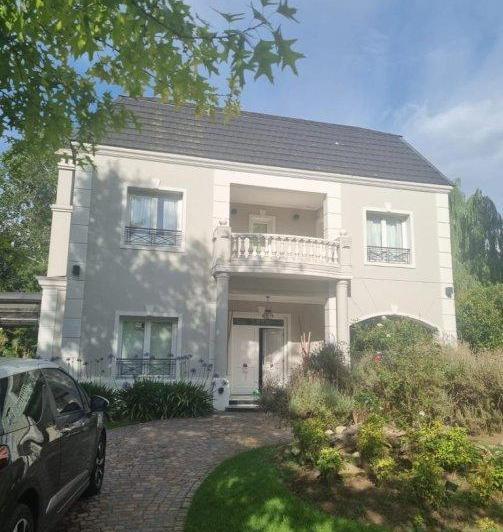 Casa · 450m² · 4 Ambientes · 2 Cocheras