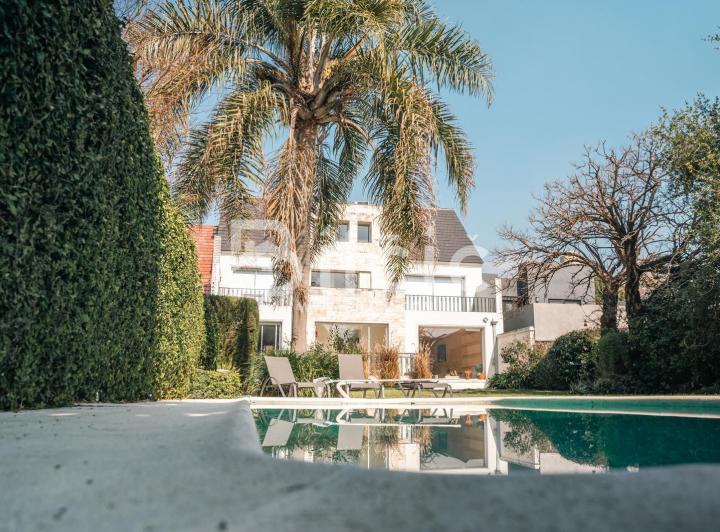 Casa · 474m² · 9 Ambientes · 1 Cochera