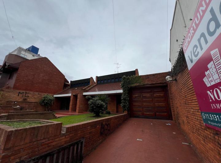 Casa · 1140m² · 6 Ambientes · 4 Cocheras